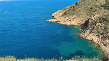 Nefes kesici hava manzaraları sakin mavi suları ve engebeli uçurumları güzel bir şekilde kaplıyor.