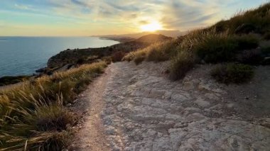 Huzurlu ve sakin bir kıyı yolu. Güneşin doğuşuyla birlikte okyanusun nefes kesici manzarası.
