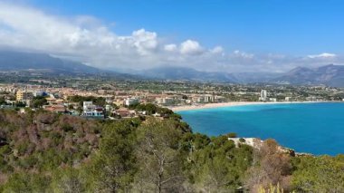 Canlı suların, el değmemiş kumsalların ve manzaralı dağların sergilendiği nefes kesici bir kıyı manzarası.