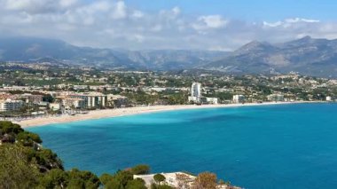 Turkuvaz suları, kumlu plajları ve etrafını saran görkemli dağlarla çarpıcı bir kıyı manzarası.