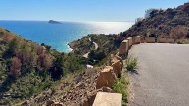 Manzaralı bir sahil yolu sarp, görkemli uçurumlardan geçer büyüleyici okyanus manzaralarının nefes kesici manzaralarını sunar.