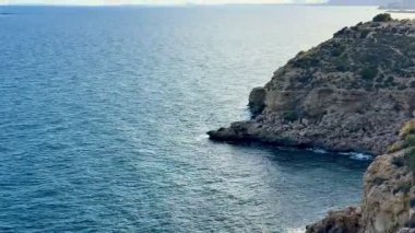 Huzurlu ve sakin bir kıyı manzarası keşfedin. Huzurlu sularla birlikte baş döndürücü uçurumlar içeren.