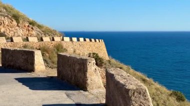 Şaşırtıcı derecede güzel bir kıyı manzarası etkileyici kaya duvarları ve büyüleyici okyanus manzarası.