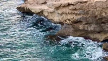 Engebeli uçurumların turkuvaz okyanus dalgalarıyla buluşması, kıyı teması ve estetiği için mükemmel bir manzara.