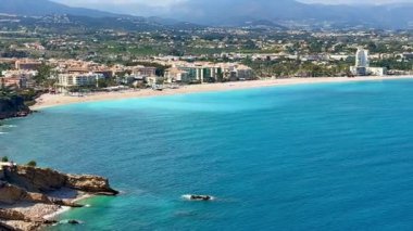 Huzurlu bir sahil manzarasının tadını çıkarın. Canlı bir kıyı şehrinin yanında. Rahatlamak için açık gökyüzünün altında.