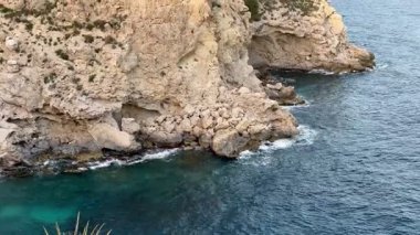 Bu sakin manzarada herkesi cezbeden çarpıcı sahil kayalıklarını ve sakin suları keşfedin.