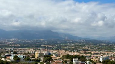 Muhteşem dağları ve kabarık bulutlarıyla kıyı manzarasını gösteren nefes kesici bir hava manzarası.