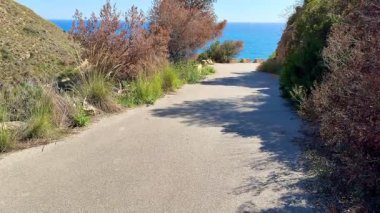 Bereketli bitki örtüsü ve çarpıcı okyanus manzaralarıyla çevrili nefes kesici bir manzara.