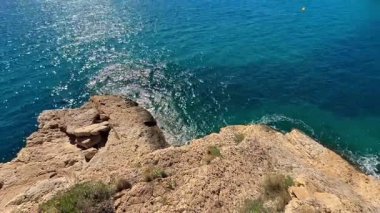 Dramatik uçurumlarla nefes kesici kıyı manzaraları ve sizi büyüleyecek parlak mavi okyanus dalgaları.