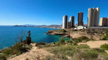 Göz kamaştırıcı ve güzel manzara Benidorm 'un resimli sahil şeridini şehir mimarisi ile birlikte gösteriyor.