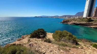 Güneşli bir günde Calpe 'nin ikonik gökdelenleriyle birlikte nefes kesici panoramik okyanus manzarasının tadını çıkarın.