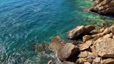 Gelin ve deniz kıyısındaki kristal berrak sularla birleştirilmiş kayalık kayalıkların huzur verici ve nefes kesici güzelliğini keşfedin.