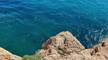 Göz kamaştırıcı ve nefes kesici görüntüler sakin okyanuslar ve parlak mavi gökyüzünün altındaki görkemli kıyı şeritlerini gösteriyor.