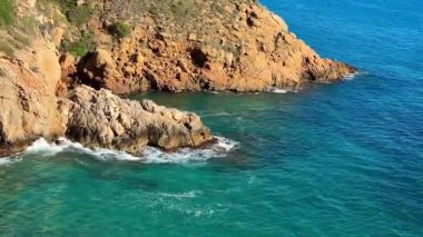 Engebeli uçurumları ve sakin turkuaz denizi olan büyüleyici sahil şeridi, seyahat ve doğa aşıkları için mükemmel..