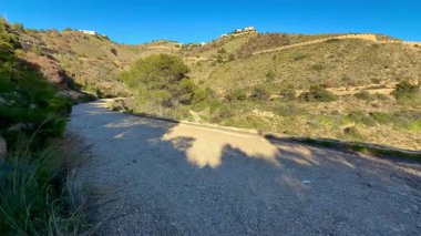 Bu dingin manzarada, bereketli tepeler ve canlı okyanuslarla çevrili pitoresk yolları keşfedin.