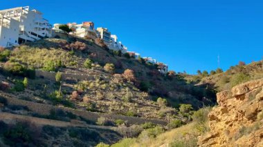 Nefes kesici yamaçları keşfetmek ve keşfetmek zengin yeşillik ile birleşmiş çarpıcı mimari içerir.