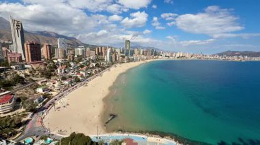 Benidorm 'un nefes kesici hava manzarasını tecrübe edin. Muhteşem plajı ve ufuk çizgisini güzel bir şekilde gözler önüne seriyor.