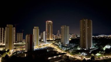 Gerçekten hareketli ve dinamik bir şehir silueti gece gündüz etkileyici modern mimariyi gözler önüne seriyor.