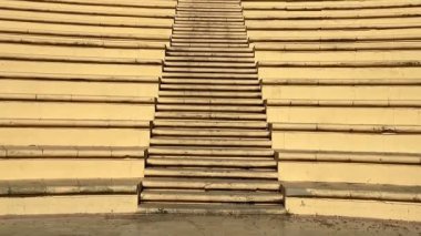 Yeşilliklerle çevrili amfi tiyatro basamakları etkinlikler ve toplantılar için mükemmel bir alan yaratıyor.