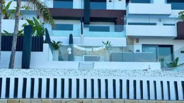 Şık çizgileri ve şık tasarım elementleri olan çarpıcı modern mimari..