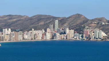 Benidorm 'un nefes kesici ufuk çizgisini ve görkemli dağların çerçevelediği çarpıcı kıyı şeridini görün.