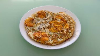 Taze otlar ve baharatlarla süslenmiş bu lezzetli yumurta yemeği her zaman için mükemmeldir.