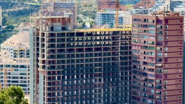 Büyüleyici modern bir bina sergileniyor. Dağların manzaralı zeminine ve şehir siluetine karşı kurulmuş.