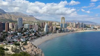 Benidorms 'un nefes kesici hava manzarasının tadını çıkarın. Önünde güzel bir plaj olan etkileyici bir siluet.