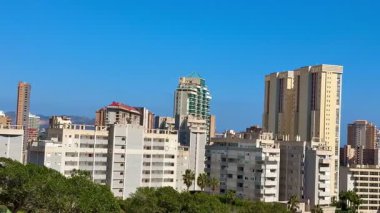 Çarpıcı modern binaların bulunduğu nefes kesen bir gökyüzü berrak, berrak mavi gökyüzüne karşı siluetlendi.