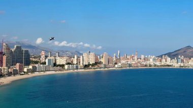 Benidorm 'un çarpıcı kıyı şeridi güzel kumlu plajlarını ve berrak mavi sularını gözler önüne seriyor.