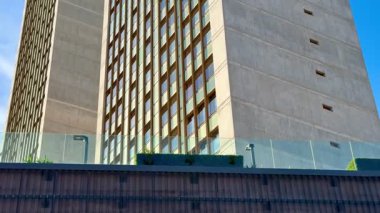 Gökyüzündeki açık mavi gökyüzüne karşı çarpıcı ve etkileyici bir mimari sergileniyor.