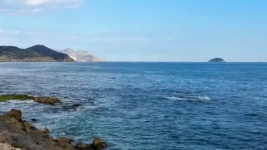 Göz kamaştırıcı kıyı manzaraları keşfedin. Temiz, ışıl ışıl sular, büyüleyici adaların yanında.