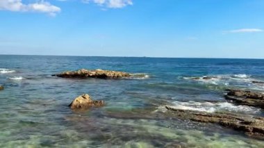 Bu çarpıcı ve sakin deniz manzarası kristal berrak sularla birlikte kayalık oluşumlar sergiliyor.