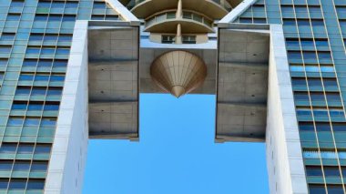 Yenilikçi tasarım ve modern estetiğe sahip çarpıcı bir mimari yapı kalıcı bir görsel etki yaratıyor.