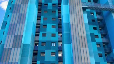 Çarpıcı mavi mimari tasarım modern elementlerin ve çeşitli dokuların etkileyici bir karışımını sergiliyor.