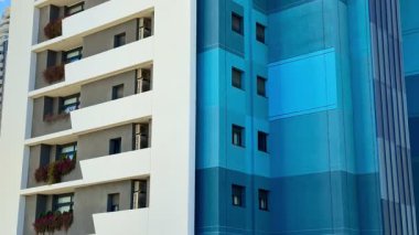 Bu şık şehir binasında modern mimarinin yanı sıra çarpıcı ve eşsiz renkli bir kombinasyon sergileniyor.