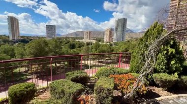 Nefes kesen manzara modern binaların verimli yeşilliklerle uyum içinde olduğunu gösteriyor.