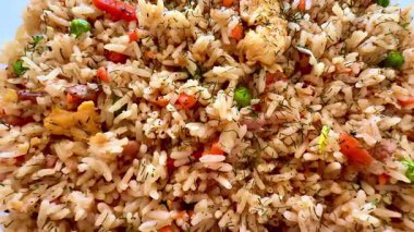 Canlı ve renkli bir tabak kızarmış pirinç, taze sebze ve aromatik otlarla dolu, duyuları gerçekten keyiflendirmek için.