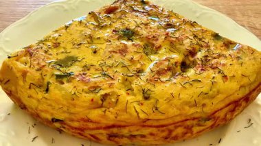 Lezzetli ve lezzetli yumurtalı frittata tabağı hem besleyici hem de kahvaltı için idealdir.