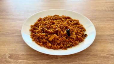 Canlı partiler ve aile toplantıları için mükemmel olan bu harika ve canlı pirinç tabağını keşfedin.