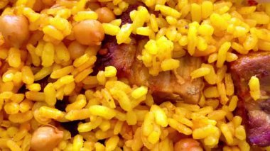 Taze et ve sağlıklı nohut içeren canlı ve lezzetli bir sarı pirinç yemeği, sağlıklı bir yemek için idealdir.