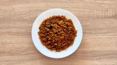 Otantik Nijerya Jollof Rice 'ın canlı ve ağız sulandıran lezzetlerini keşfedin.