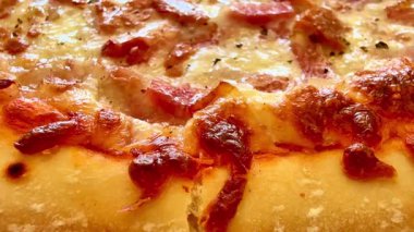 Erimiş peynirli ve çıtır çıtır, altın hamurlu karşı konulmaz pepperoni pizzanın tadını çıkarın.