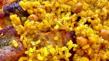 Taze et ve besleyici nohut ile harmanlanmış nefis bir sarı pirinç yemeği, her yemek için idealdir.