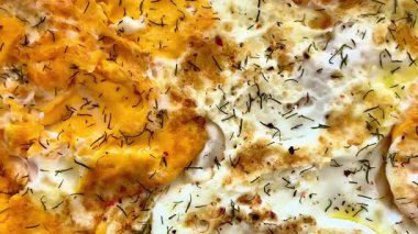 Taze otlarla süslenmiş lezzetli yumurtalar, lezzetli bir kahvaltı deneyimi için beyaz tabakta servis edilir.