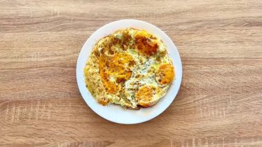 Baştan çıkarıcı ve güzel rengarenk bir omlet. Lezzetli baharatlar sergiliyor. Her yemek için mükemmel.
