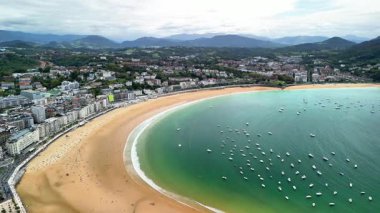 Deniz ve okyanusla sahilin havadan görünüşü