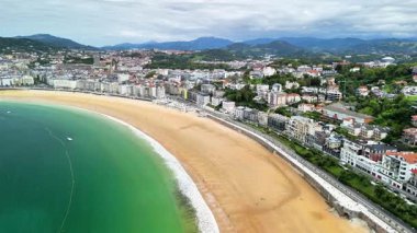San Sebastian 'ın hava manzarası, küçük dalgalarıyla İspanya