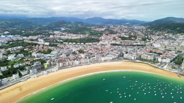 Akdeniz 'in kuzey İsrail' deki plajının panoramik manzarası, kuzey denizi ve şehrin ülkesi.