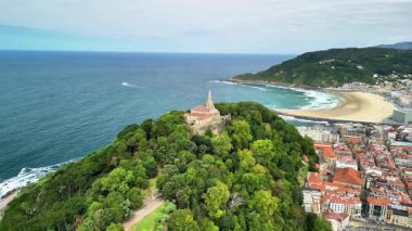 Bu çarpıcı hava sahnesinde yemyeşil ve güzel sahil şeridinde muhteşem bir sahil sergileniyor.